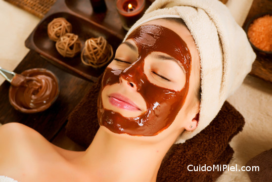 Chocolaterapia - Mujer con mascarilla de chocolate